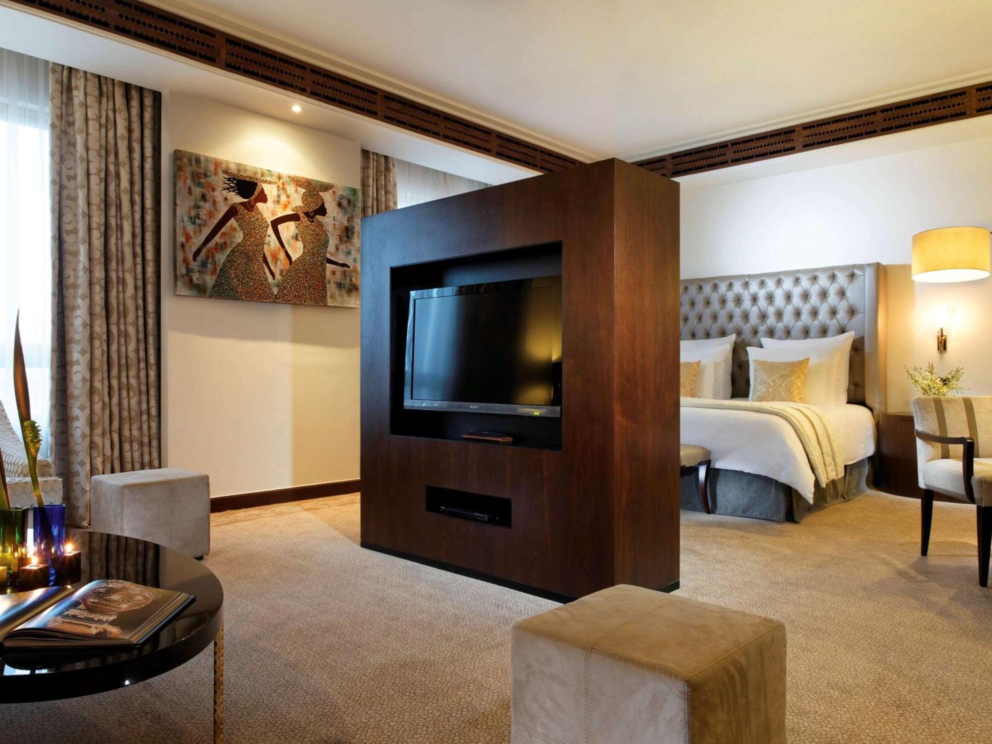 Mövenpick Ambassador Hotel Accra Exteriör bild