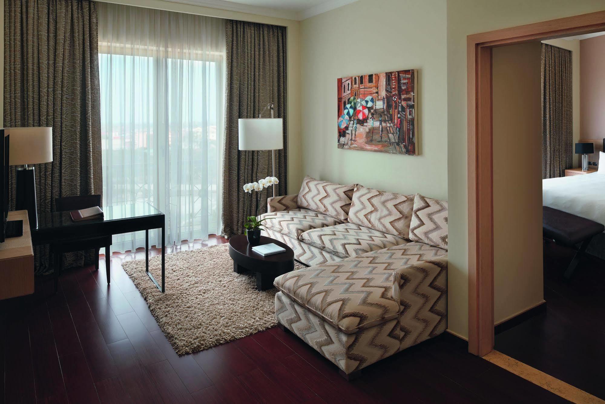 Mövenpick Ambassador Hotel Accra Exteriör bild